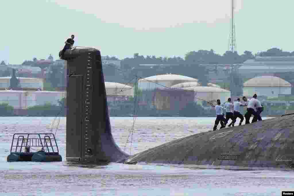 Miembros de la tripulación trabajan en el submarino ruso de propulsión nuclear Kazán atracado en la Bahía de La Habana, Cuba, el 12 de junio de 2024.