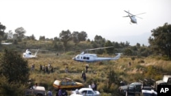 ARCHIVO - Un helicóptero despega desde el campamento base utilizado por las fuerzas de seguridad cerca del área donde el exministro murió en un accidente de helicóptero, al sureste de la Ciudad de México, el 11 de noviembre de 2011.