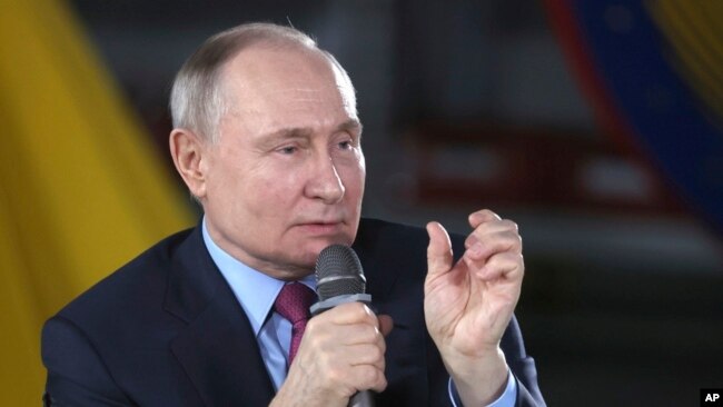 Rusya Devlet Başkanı Vladimir Putin, 16 Şubat 2024'te Rusya'nın Çelyabinsk kentindeki Çelyabinsk Demirhane ve Pres Fabrikası öğrencileri ve çalışanlarıyla konuşuyor.