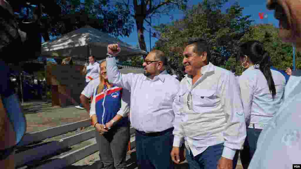 Joel Sánchez, candidato del partido Alianza Republicana Nacionalista (ARENA), saluda después de emitir su voto a tempranas horas del domingo 4 de febrero de 2024.