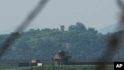 2023年7月20日，在韩国坡州市看到的朝鲜军事哨所（背景）和韩国哨所（正面）。（美联社照片）