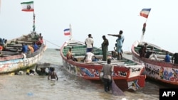 "Si une pirogue part [pour les Canaries], je saute tout de suite dedans", confie Abdou, jeune Sénégalais de 20 ans qui rêve d'Europe.