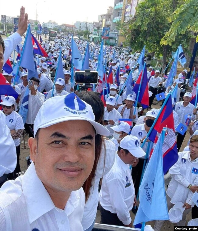 សកម្មជនគណបក្សភ្លើងទៀន លោក ខឹម ចាន់វណ្ណៈ ថតរូបនៅក្នុងយុទ្ធនាការឃោសនាបោះឆ្នោតក្រុមប្រឹក្សាឃុំសង្កាត់ កាលពីថ្ងៃទី៣ ខែមិថុនា ឆ្នាំ២០២២។ (រូបផ្តល់ឱ្យដោយ អ្នកស្រី ឡង់ សូដានី)