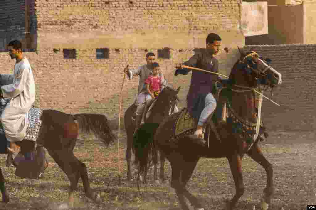 Riders customarily pass the tradition on to younger generations, with some sharing the saddle with their children to give them an inside look at their ancestors’ horsemanship and swordsmanship, Al-Biirat, Egypt, Sept. 12, 2023. (Hamada Elrasam/VOA)