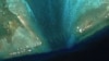 ภาพดาวเทียมแสดงให้เห็นแนวด่านลอยน้ำจุดใหม่บริเวณทางเข้าสันดอนทราย สการ์โบโรห์โชล (Scarborough Shoal) ในทะเลจีนใต้ เมื่อวันที่ 22 ก.พ. 2024 (ภาพจาก Maxar Technologies/ Reuters)