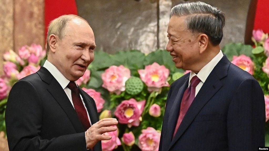 Chủ tịch nước Việt Nam Tô Lâm, phải, tiếp Tổng thống Nga Vladimir Putin tại Phủ Chủ tịch ngày 20/6/2024.