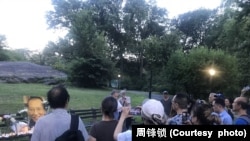 紐約中央公園“劉曉波紀念長椅”前舉行燭光紀念活動。 （周鋒鎖提供）