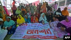 Para korban tragedi pabrik garmen Rana Plaza melakukan mogok makan pada hari jadinya yang ke-10 di lokasi di mana bangunan tersebut pernah berdiri di Savar di pinggiran Dhaka pada 24 April 2023. (Foto: AFP)