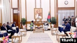 প্রধানমন্ত্রী শেখ হাসিনার সঙ্গে ঢাকা সফররত ঘানার পররাষ্ট্র ও আঞ্চলিক সংহতি বিষয়ক মন্ত্রী শার্লি আয়োরকর বোচওয়ে। ২০ ফেব্রুয়ারি, ২০২৪। 