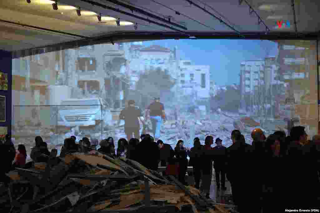 Una de las paredes de la galería muestra ininterrumpidamente imágenes de la Gaza actual y de su gente.