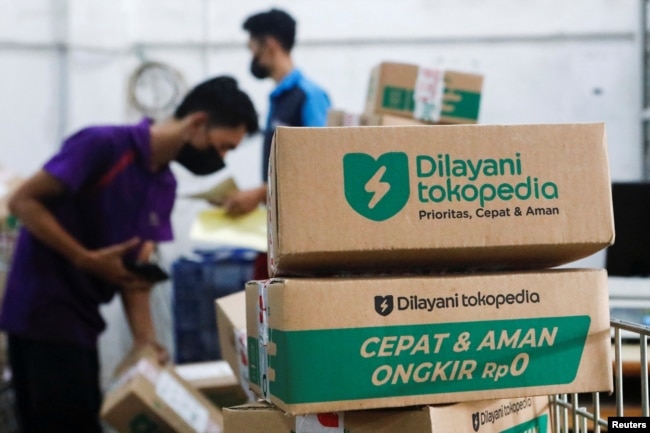 Karyawan mengemas barang di gudang unit e-commerce Goto Tokopedia di Jakarta, 31 Agustus 2022. (REUTERS/Ajeng Dinar Ulfiana)