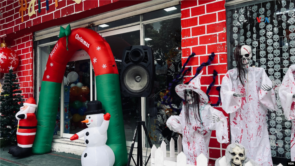 Este año se pueden observar tiendas con decoraciones alusivas a Halloween en contraste con pinos y muñecos de nieve. Esta medida es una estrategia de los comerciantes para generar más ventas en medio de un año que ha sido complicado para el sector comercio. 