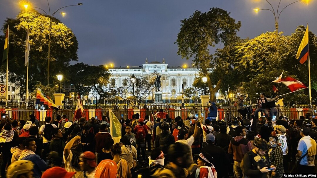 Manifestantes se aglomeran en frente al Congreso de Perú, en Lima, para protestar contra el gobierno de Dina Boluarte, el 19 de julio de 2023.