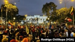 Manifestantes se aglomeran en frente al Congreso de Perú, en Lima, para protestar contra el gobierno de Dina Boluarte, el 19 de julio de 2023.