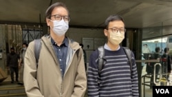 已停运的香港网媒《立场新闻》前总编辑钟沛权（左）及前署理总编辑林绍桐，被控“串谋发布煽动刊物罪”。（美国之音汤惠芸）