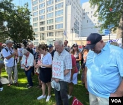 Simpatizantes del expresidente Donald Trump rezan por la seguridad del expresidente en una vigilia celebrada en Milwaukee, sede de la Convención Nacional Republicana.