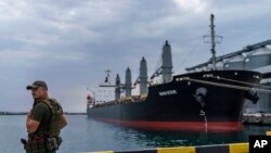 資料照片：一艘運糧船準備從烏克蘭的敖德薩海港啟航。 （2022年7月29日）