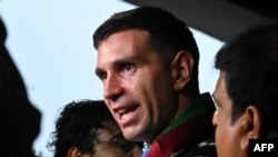 আর্জেন্টিনার বিশ্বকাপ জয়ী গোলরক্ষক এমিলিয়ানো মার্টিনেজ কলকাতার নেতাজি সুভাষ চন্দ্র বসু আন্তর্জাতিক বিমানবন্দরে আগমনের পর ভক্তরা ঘীরে ধরে তাকে। ৩ জুলাই, ২০২৩। 