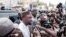 Ouasmane Sonko parle aux journalistes alors que son convoi s'arrête sur le chemin de son procès à Dakar le 16 mars 2023.