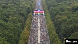 A general view of runners during the Berlin Marathon, Sept. 24, 2023. 