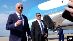 Presiden AS Joe Biden berbicara kepada wartawan di Pangkalan Udara Andrews di Maryland, pada 15 Juli 2024, sesaat sebelum berangkat menuju Las Vegas. (Foto: AP/Susan walsh)