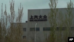 Sebuah pabrik Volkswagen terletak di pinggiran Urumqi di Daerah Otonomi Uighur Xinjiang, China barat pada 22 April 2021. (Foto: AP)