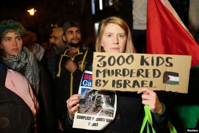 Người dân tham gia cuộc biểu tình ủng hộ người Palestine ở Gaza, trong bối cảnh xung đột đang diễn ra giữa Israel và Hamas, tại Brussels, Bỉ, ngày 26 tháng 10 năm 2023.