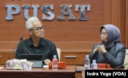 Calon presiden nomor urut tiga, Ganjar Pranowo menghadiri undangan dari Persatuan Wartawan Indonesia (PWI) pada Kamis (30/11) di Jakarta. (VOA/Indra Yoga)