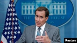 El Coordinador de Comunicaciones Estratégicas del Consejo de Seguridad Nacional, John Kirby, responde preguntas durante la conferencia de prensa diaria en la Casa Blanca en Washington, el 17 de julio de 2023.