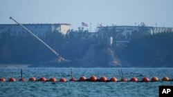 FILE - Bagian dari lokasi konstruksi yang ditutup dengan pelampung terlihat di sepanjang Camp Schwab di lingkungan Henoko di Nago, timur laut Okinawa, Jepang selatan, 4 September 2023. (AP/Hiro Komae)