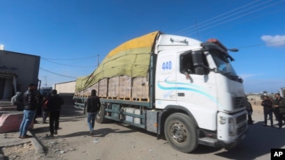 Kamionët e ndihmave drejt Rripit të Gazës në pikën e kalimit Kerem Shalom