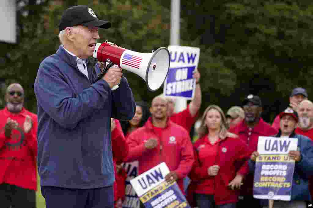 Претседателот Џо Бајден им се придружува на штрајкувачите на синдикатите на авто-работниците, во градот Ван Бурен, сојузна држава Мичиген.