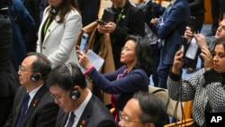 Cheng Lei, seorang jurnalis Australia kelahiran China di Canberra, 17 Juni 2024. Dua diplomat China tampak membayangi jurnalis yang pernah dituduh tindakan spionase itu. (Foto: AP)