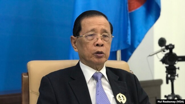 អ្នកនាំពាក្យ​គណបក្ស​កាន់​អំណាច​លោក​សុខ ឥសាន​ ផ្តល់​បទសម្ភាសន៍​ជាមួយ​សំឡេង​សហរដ្ឋ​អាមេរិក​ (វីអូអេ​)​ នៅ​ទីស្នាក់​កណ្តាល​គណបក្ស​ប្រជាជនកម្ពុជា​ ក្នុងទីក្រុង​ភ្នំពេញ​ ថ្ងៃទី​៦ កក្កដា​ ឆ្នាំ​ ២០២៣។ (ហ៊ុល រស្មី/វីអូអេ)