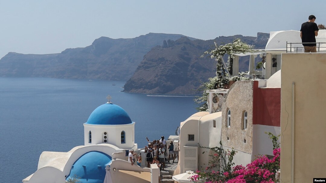 Santorini en çok turist çeken Yunan adalarından biri.