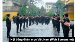 Đại diện Tòa thánh Vatican thường trú tại Việt Nam, Tổng Giám mục Marek Zalewski, đến Hà Nội vào chiều 31/1/2024 và được các linh mục, tu sĩ chào đón tại Tòa TGM Hà Nội.