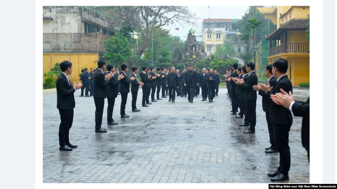 Đại diện Tòa thánh Vatican thường trú tại Việt Nam, Tổng Giám mục Marek Zalewski, đến Hà Nội vào chiều 31/1/2024 và được các linh mục, tu sĩ chào đón tại Tòa TGM Hà Nội.