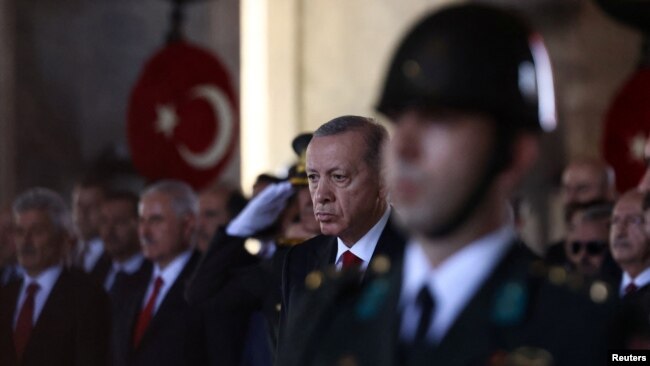 Erdoğan Anıtkabir'de anıt defterine "Cumhuriyetimiz emin ve ehil ellerdedir" yazdı