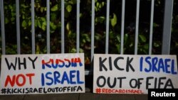 FILE - Seruan agar Israel dikeluarkan dari FIFA dipasang di luar stadion menjelang pertandingan sepak bola Liga Premier Manchester United melawan Fulham di Old Trafford, Manchester, Inggris, 24 Februari 2024. (REUTERS/Carl Recine)
