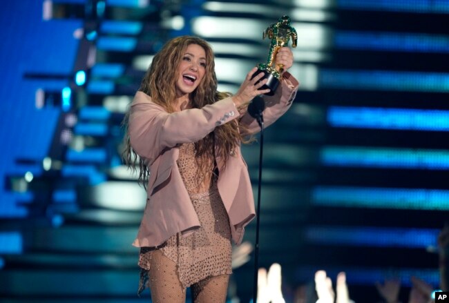Shakira acepta el premio al video vanguardista durante los MTV Video Music Awards el martes 12 de septiembre de 2023 en el Prudential Center en Newark, Nueva Jersey (Foto de Charles Sykes/Invision/AP)