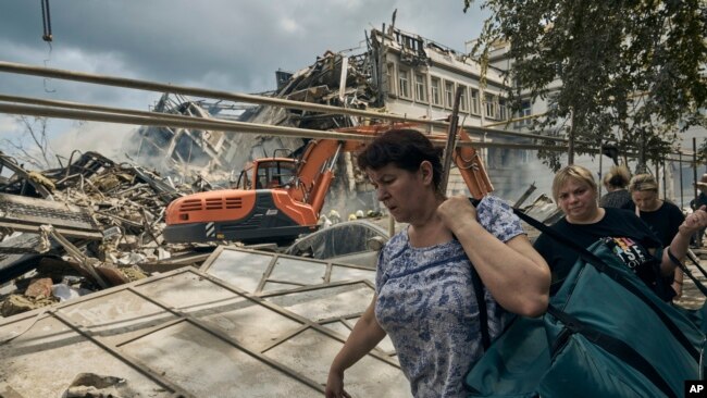 Banorët në Odesa duke larguar sendet e tyre nga godinat e goditura