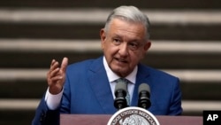 Presiden Meksiko Andres Manuel Lopez Obrador berbicara dari National Palace di Meksiko City, pada 10 Januari 2023. (Foto: AP/Fernando Llano)