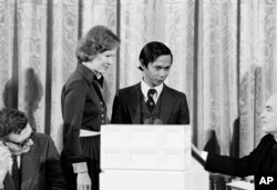 FILE - Rosalynn Carter introduces Dith Pran a Cambodian photojournalist, and refugee at a meeting of the National Cambodia Crisis Committee on January 29,1980 at White House, Washington.