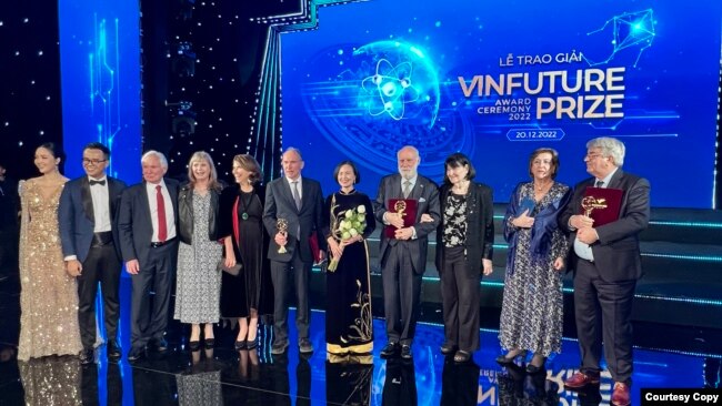 GS.TS Nguyễn Thục Quyên tại lễ trao giải VinFuture 2022.
