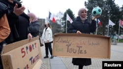 Pendukung tim sepak bola putri "Les Hijabeuses" berkumpul di depan balai kota di Lille untuk memrotes rancangan undang-undang yang akan melarang penggunaan hijab dalam olahraga kompetitif di Prancis, 16 Februari 2022.