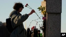 俄罗斯民众在圣彼得堡政治压迫受害人纪念碑献花，纪念纳瓦尔尼。（2024年2月18日）