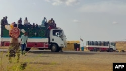 FILE - People displaced from Sudan's Jazira state arrive in packed vehicles to the entrance of the eastern city of Gedaref on June 10, 2024, amid the ongoing conflict between the Sudanese army and the paramilitary Rapid Support Forces (RSF). 
