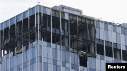 ساختمانی که به ادعای رسانه‌های روسیه در پی حمله پهپادی به مسکو خسارت دیده است.