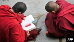 資料照片: 2008年3月23日中國四川省甘孜藏族自治州首府康定縣南莫寺的僧侶在研讀
