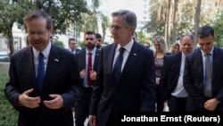 Госсекретарь США Энтони Блинкен (в центре) с президентом Израиля Ицхаком Херцогом (слева) во время своего визита в Израиль. Тель-Авив. 3 ноября 2023 года. REUTERS/Jonathan Ernst/Pool.
